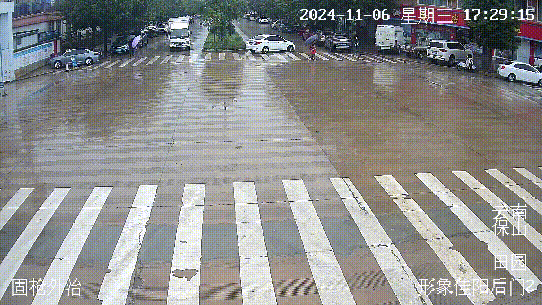 湿滑路面货车“神龙摆尾”,路边小车惨遭殃