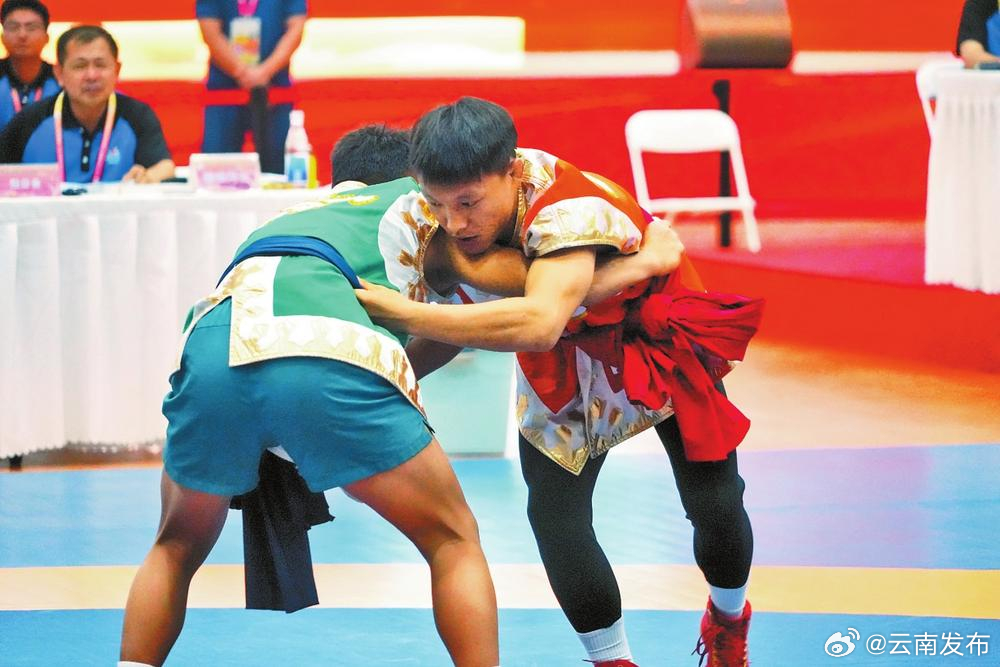 云南选手施永超获民族式摔跤一等奖