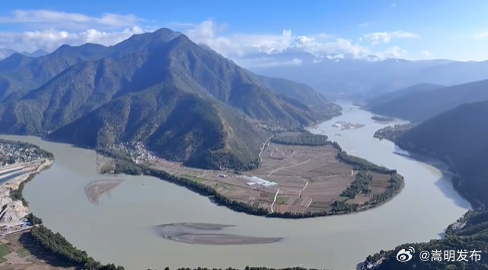 文化中国行·长江之歌丨罕见的V字大湾 鸟瞰位于金沙江丽江石鼓镇长江第一湾