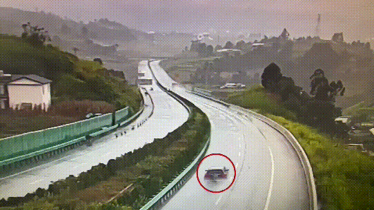 雨天路滑，车辆漂移撞护栏