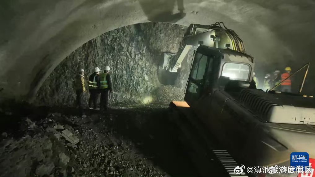 渝昆高铁云南段那寨箐隧道贯通