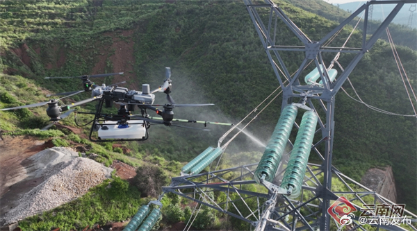 云南首次采用无人机清洗带电输电线路绝缘子