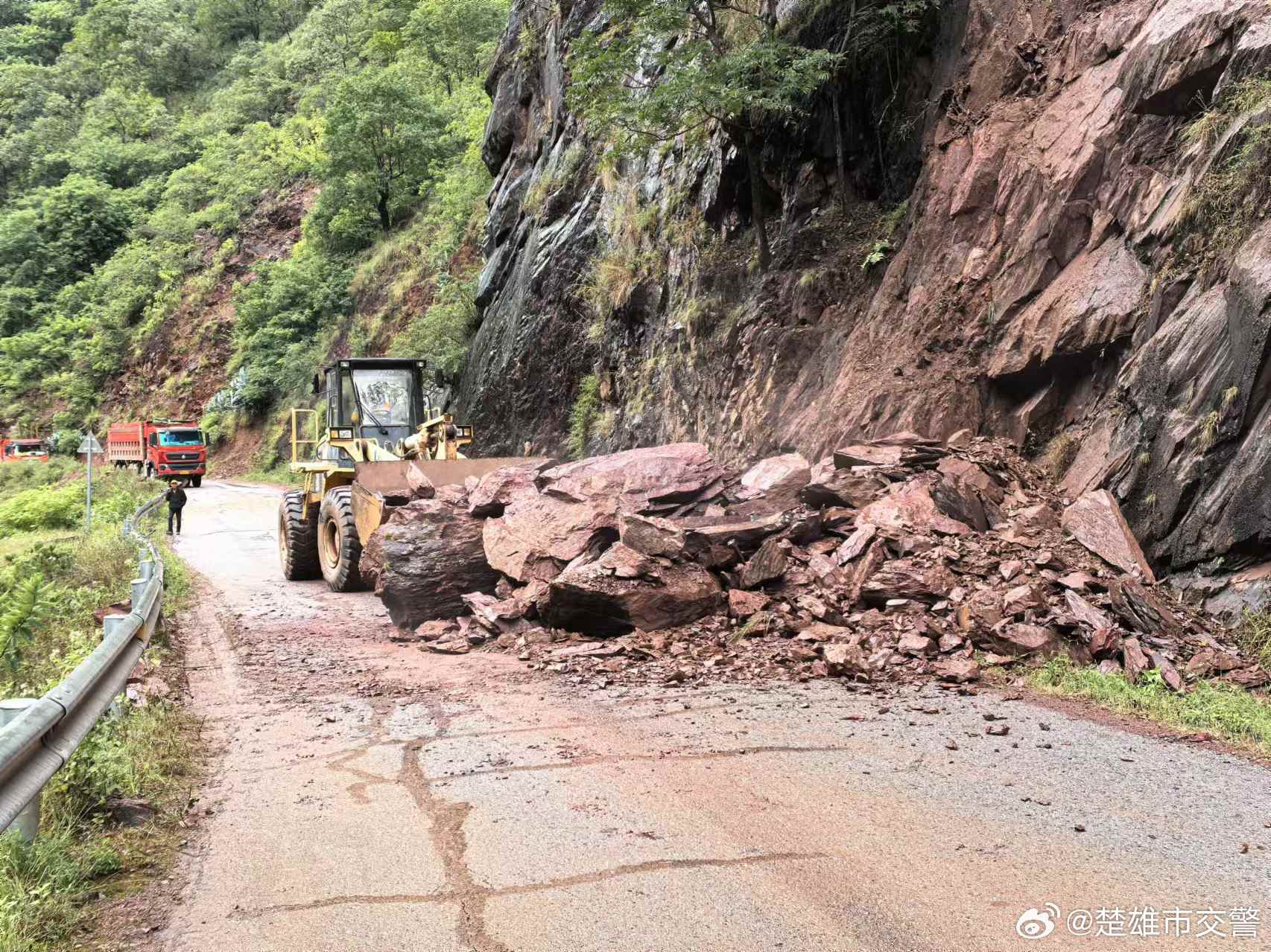 16:40东大线K40-K41路段塌方已半幅抢通