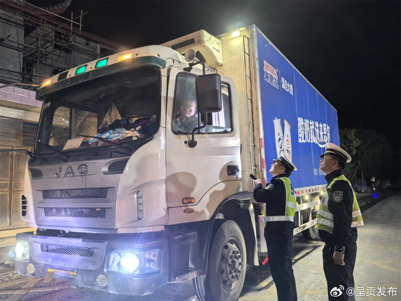 永胜交警突出“四个精准”集中整治冬季突出违法行为
