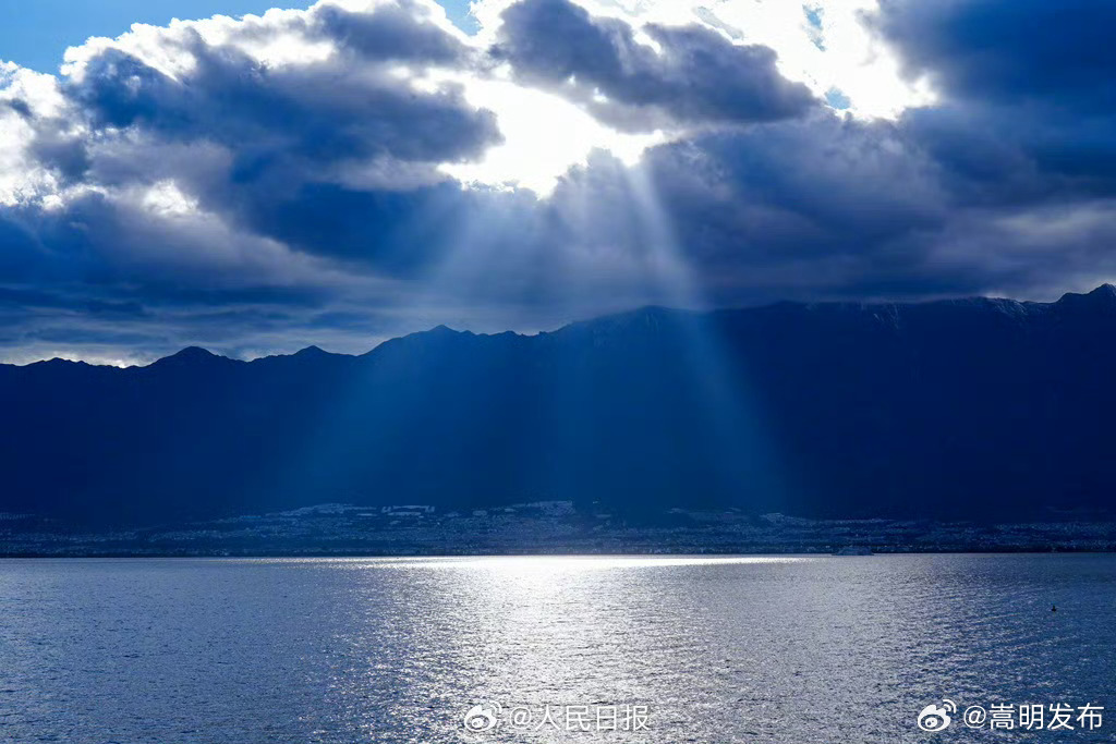 壮观！大理苍山云隙光