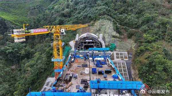 渝昆高铁两座超7公里隧道贯通