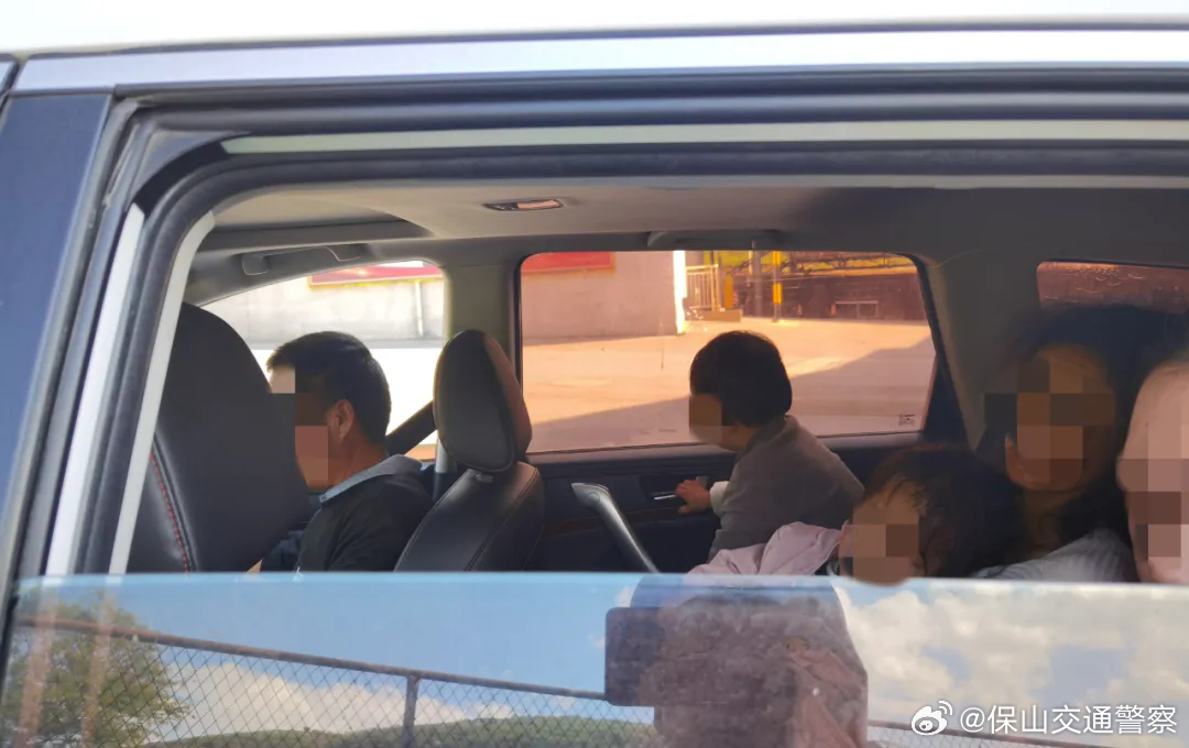 小轿车超员1人，驾驶人：“小孩小应该不算。”