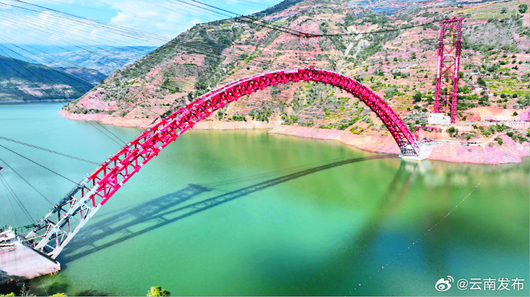 临沧凤庆犀牛大桥钢桁拱合龙