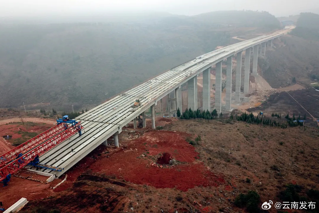 宣富高速出水洞河大桥预制T梁板顺利架设完成