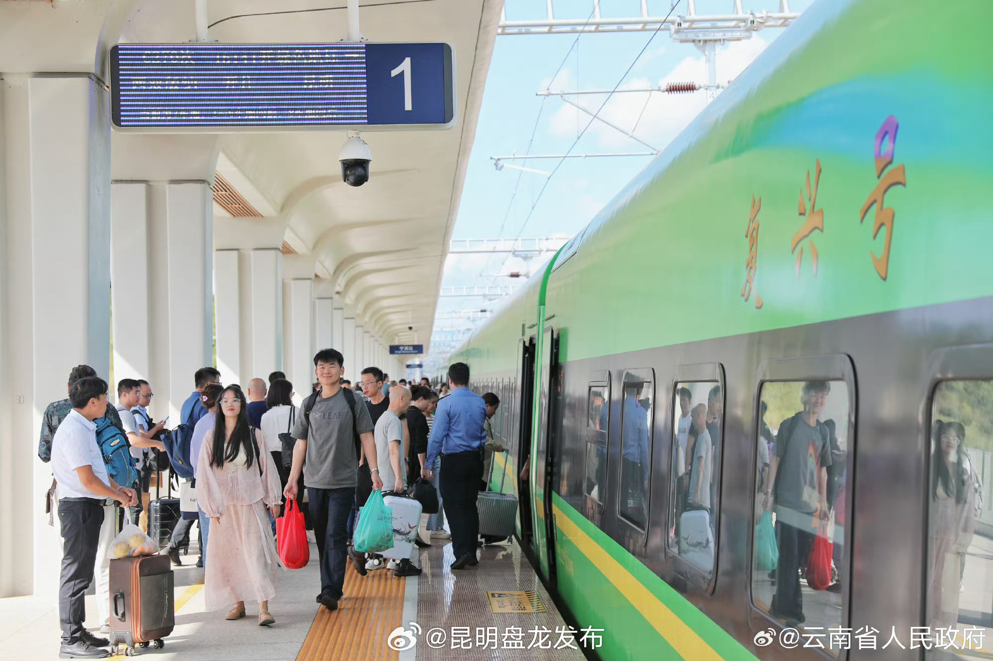 全国铁路春运突破1亿人次！