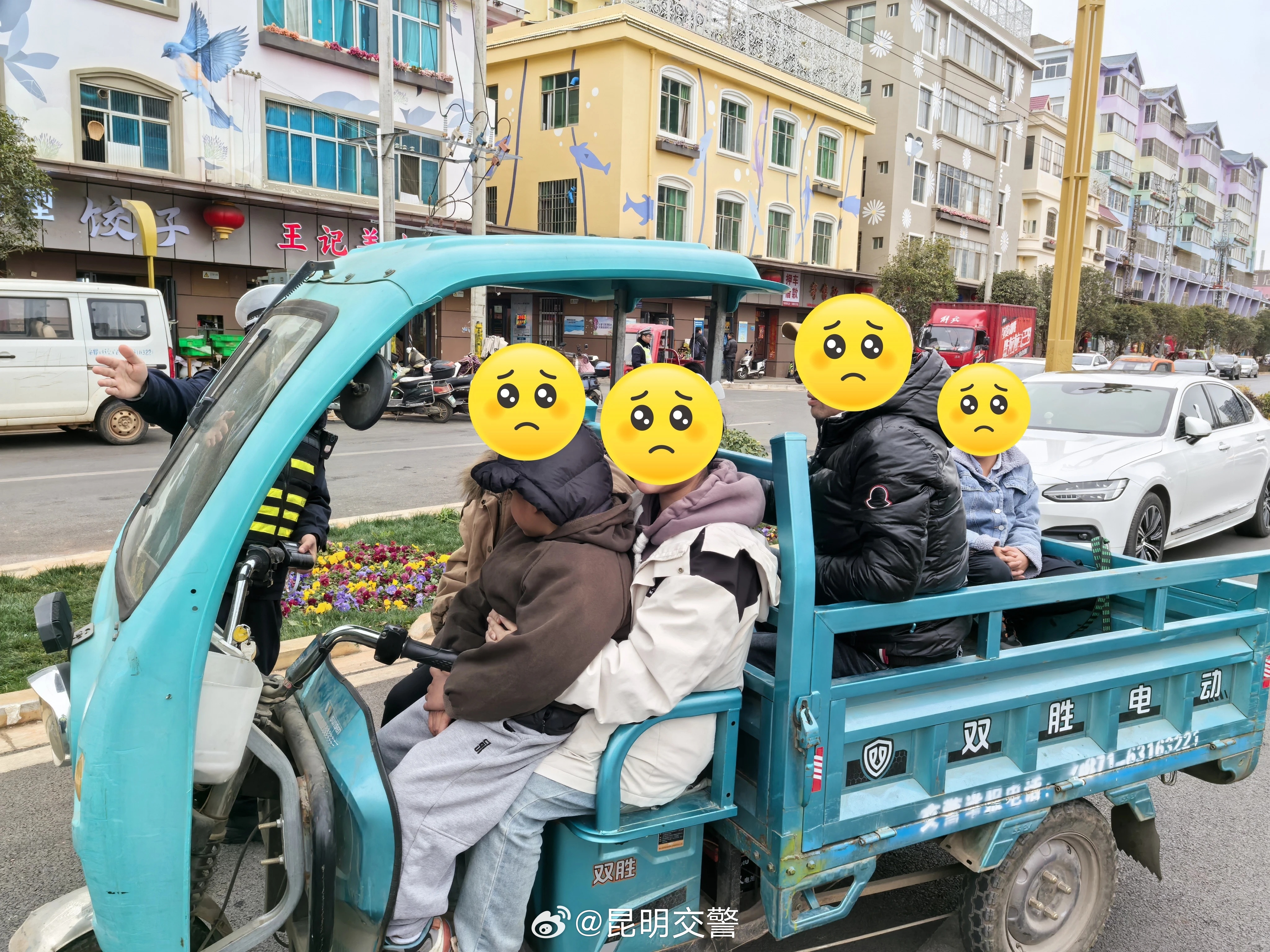 昆明交警微警示 ——小三轮坐5人？！危险危险危险！