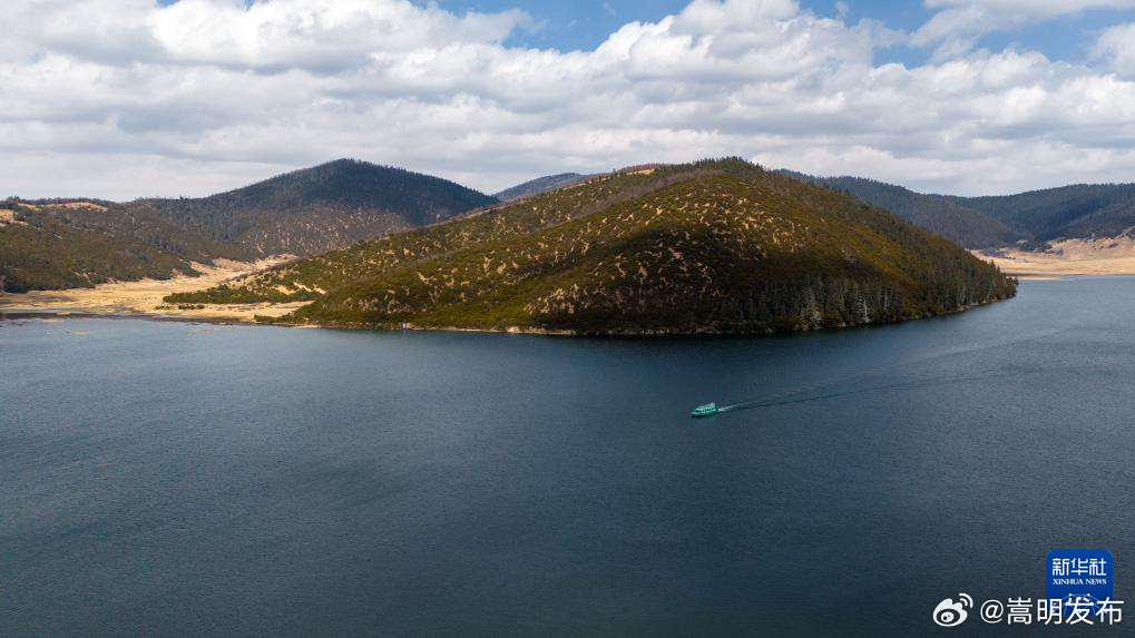 云南普达措：雪山碧水绘就高原生态画卷