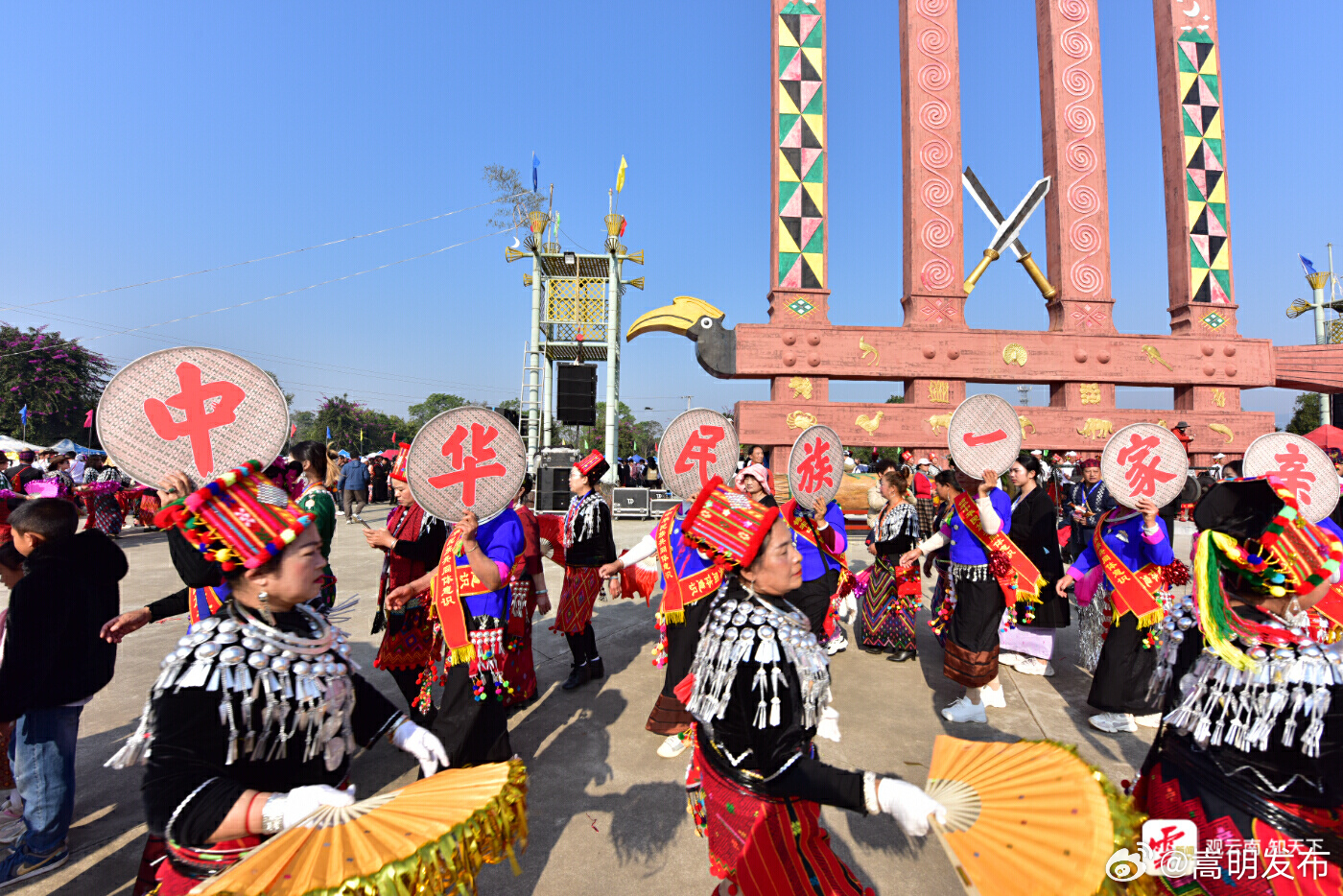 目瑙纵歌：万人齐跳“中华民族一家亲”