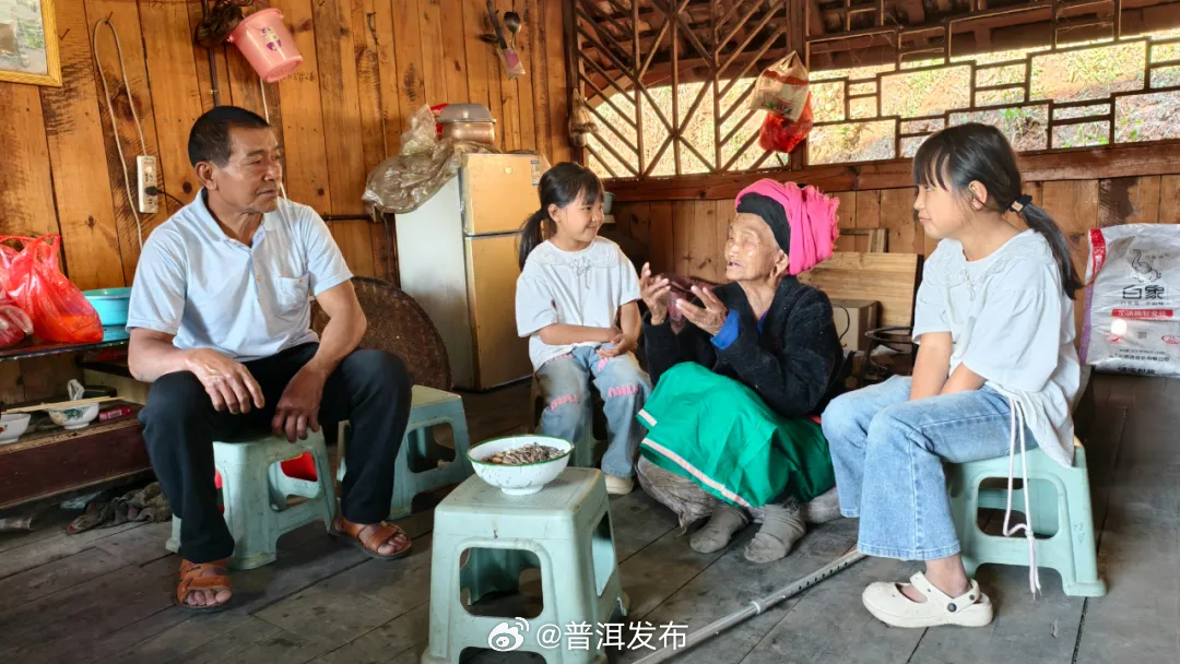 普洱百岁老人的幸福生活丨景迈山百岁老人而么：以茶为伴 幸福美满