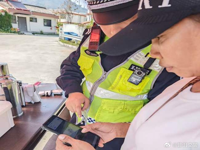 交警秒变“售票员” 为群众搭上过年车