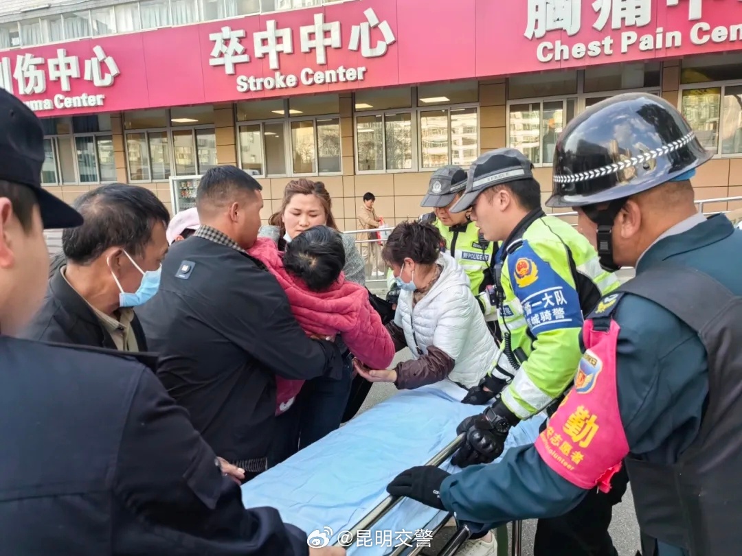 昆明交警帮小忙 ——老人昏迷 五分钟安全护送