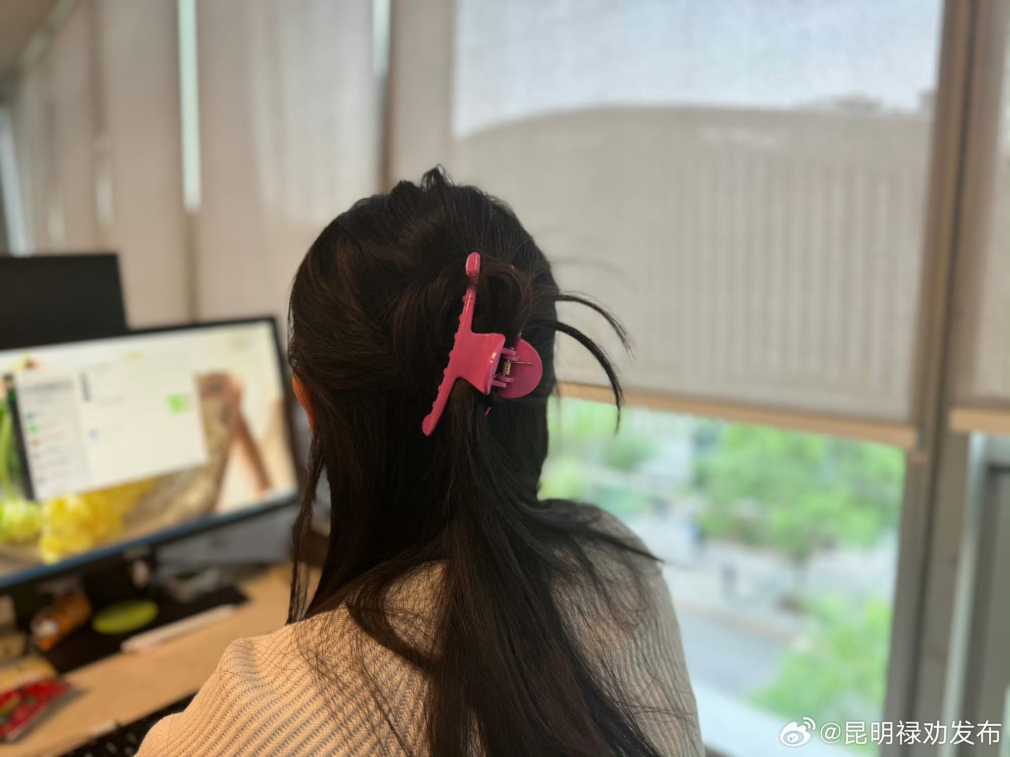 经常梳头能预防白发