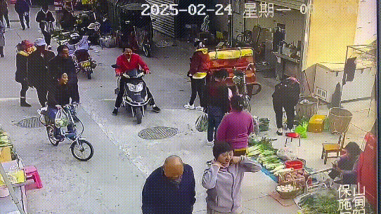 车主懵了！停稳的电三轮突然“暴走” 路边摊贩被撞