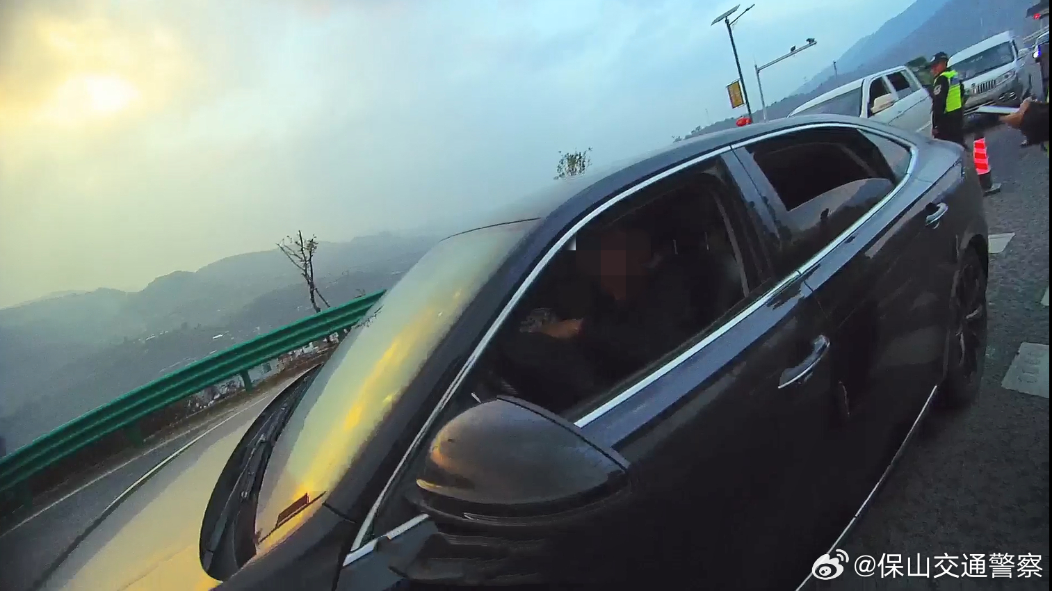 再次提醒：后排乘客也要系安全带