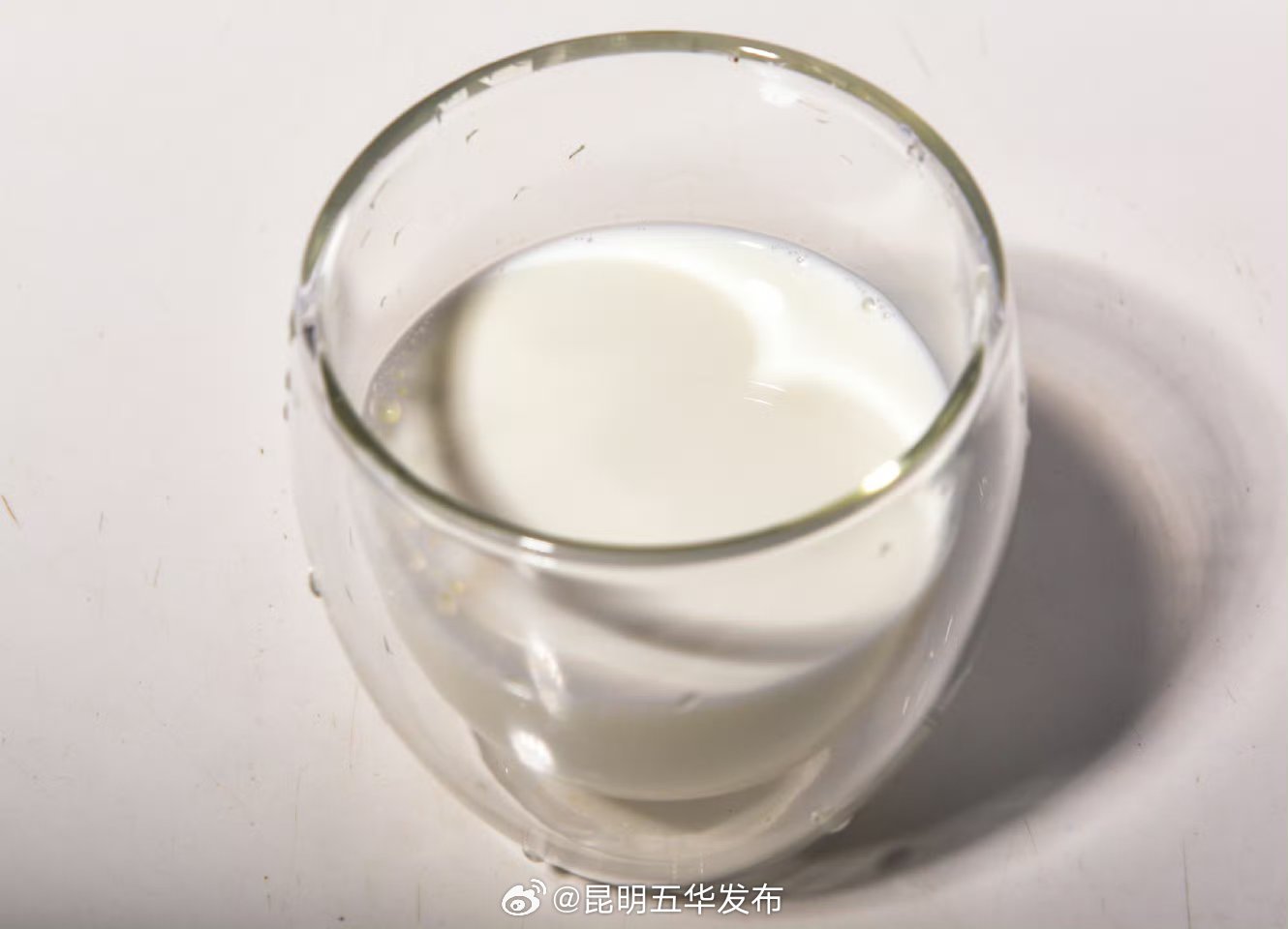 牛奶要早上喝还是晚上喝?