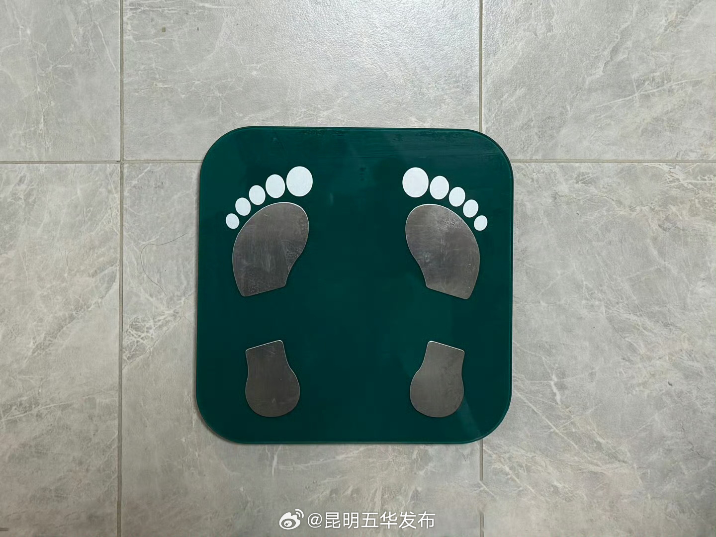 早晨空腹排便后称体重最准确 