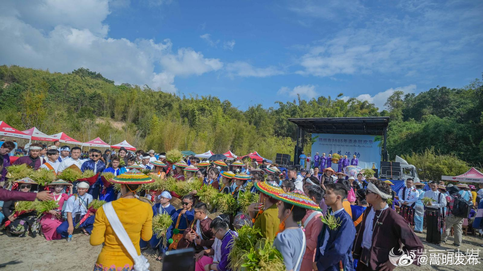赏建花开 奏响泼水狂欢“前奏曲”
