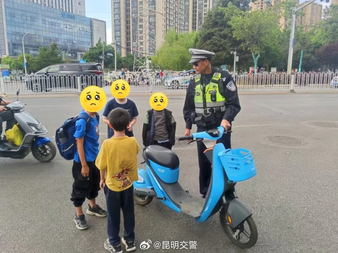 昆明交警微警示 ——4个娃同骑一车？不能如此“共享”