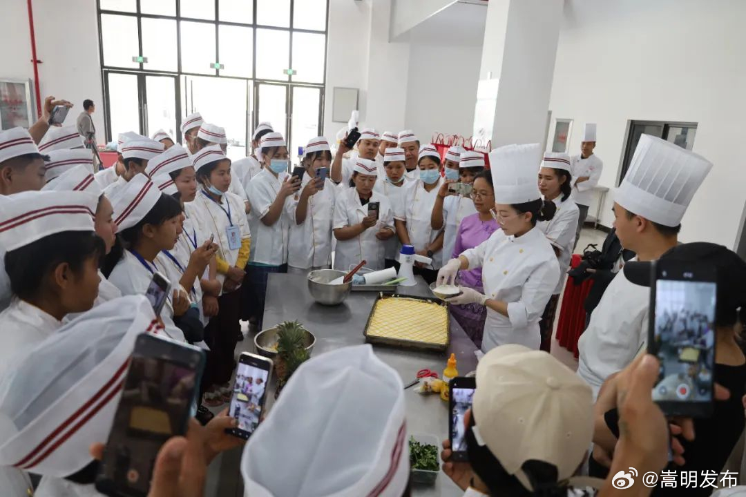 云南瑞丽：中国月饼圈粉缅籍厨师