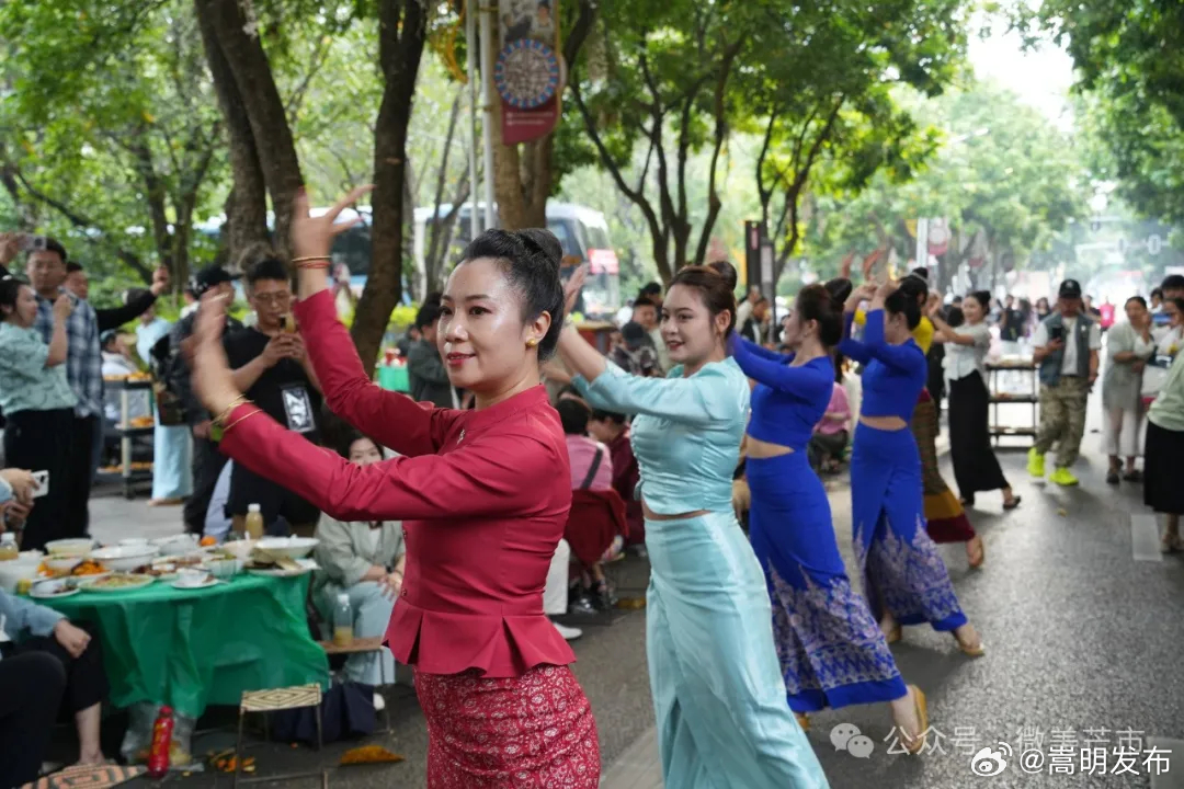 2025年芒市泼水狂欢节侧记：水花绽放民族情 各族儿女一家亲