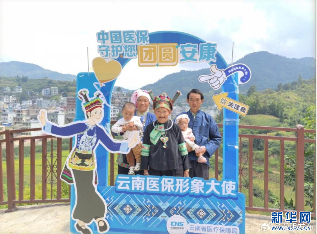 这个驻村工作队，为100多户村民拍下全家福照片