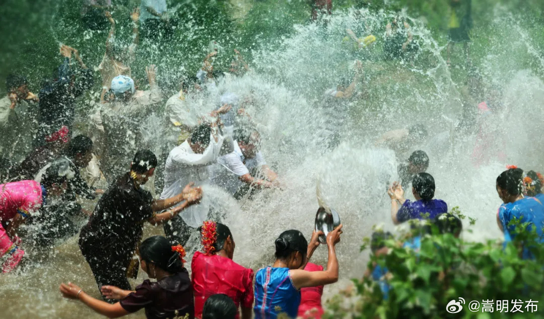 来澜沧过泼水节了噶～～