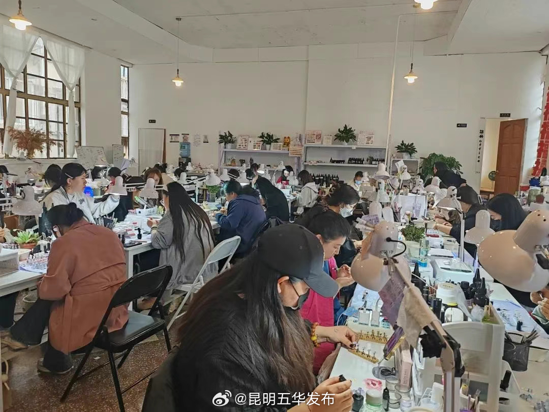 丰宁街道：社区“妈妈岗”解决育儿就业兼顾难