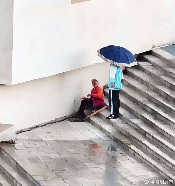中学生风雨里为保洁阿姨撑伞，网友：教育具象化了