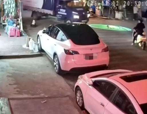 云南一幼童躺街上被货车碾压身亡!多方回应