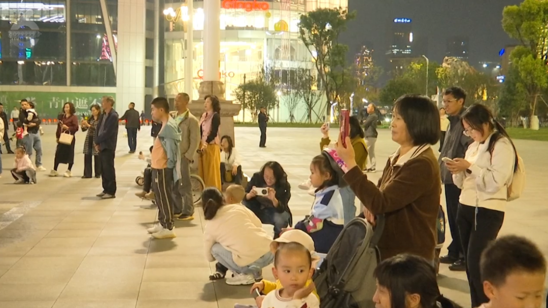 8099999街头巷尾